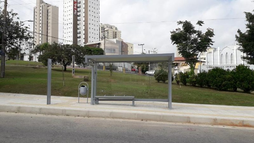 Usuários do transporte coletivo têm internet gratuita em 25 paradas de ônibus em Sorocaba