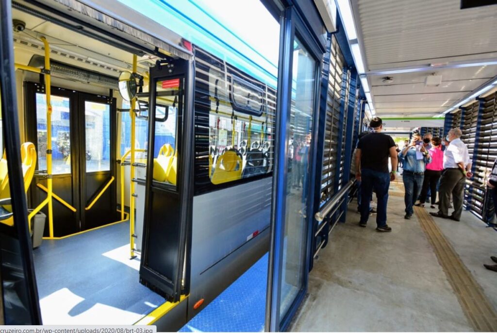 Agentes auxiliam usuários do transporte público a sanar dúvidas sobre o BRT