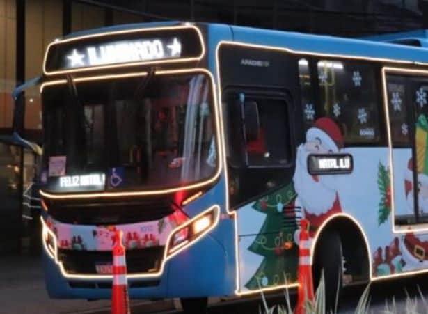 Ônibus iluminado circula pelas ruas durante o período de Natal
