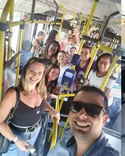 'Piquenique' dentro de ônibus para celebrar convivência diária